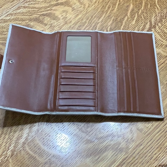 Elegant Beige Leather Wallet - Picture 7 of 11